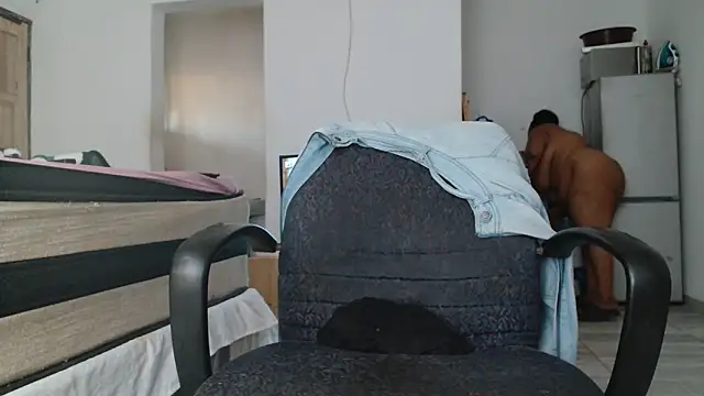 Snapshot of Hugetittiesxx2 chatting on October 21, 2025, 3:40 am Hugetittiesxx2 online show from October 21, 2025, 3:40 am