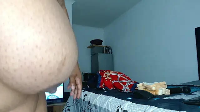 Snapshot of Hugetittiesxx2 chatting on January 19, 2026, 4:27 am Hugetittiesxx2 online show from January 19, 2026, 4:27 am