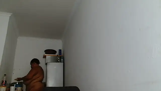 Snapshot of Hugetittiesxx2 chatting on February 22, 2026, 4:35 am Hugetittiesxx2 online show from February 22, 2026, 4:35 am