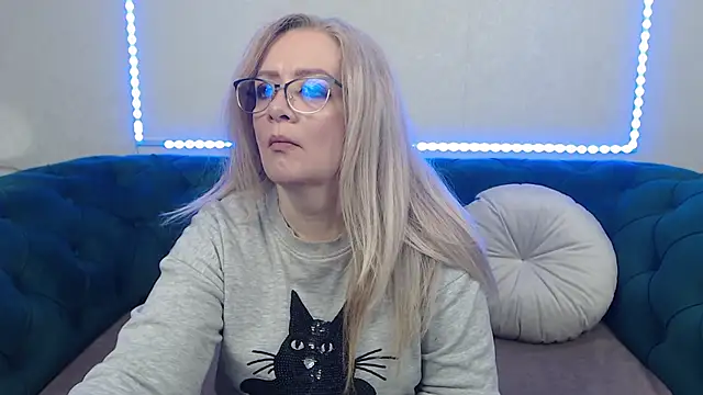 IvanaCharm online show from May 4, 2026, 3:24 am