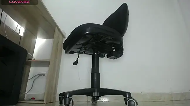 Snapshot of aprhillove chatting on December 5, 2024, 2:31 am aprhillove online show from December 5, 2024, 2:31 am