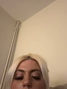 Blondiee3088 online show from December 1, 2024, 6:30 pm