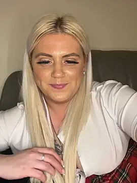 Blondiee3088 online show from December 5, 2024, 1:36 am