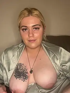 Blondiee3088 online show from February 13, 2025, 5:44 pm