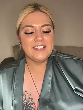 Blondiee3088 online show from March 3, 2025, 4:35 pm