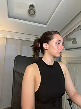 nicollefiorett online show from May 7, 2026, 11:10 pm