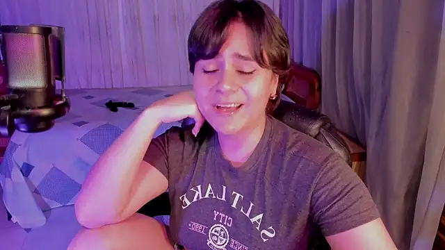 isabelacooperr online show from May 18, 2026, 8:42 am
