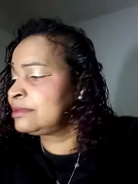 Snapshot of _violetta_- chatting on November 5, 2025, 8:20 pm violetta - online show from November 5, 2025, 8:20 pm