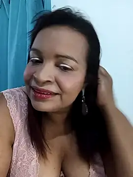Snapshot of _violetta_- chatting on May 5, 2026, 1:46 am violetta - online show from May 5, 2026, 1:46 am