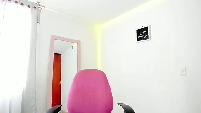 Snapshot of Anniie_grey chatting on December 18, 2024, 2:17 pm Anniie grey online show from December 18, 2024, 2:17 pm