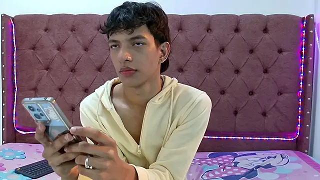 Snapshot of boys_yourparty chatting on January 18, 2025, 1:40 pm boys yourparty online show from January 18, 2025, 1:40 pm