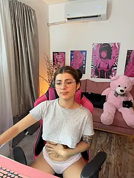 Snapshot of annieesweett chatting on June 25, 2026, 10:58 pm annieesweett online show from June 25, 2026, 10:58 pm