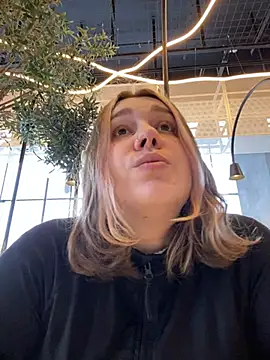 Snapshot of SuzieMurray chatting on March 4, 2025, 11:29 am SuzieMurray online show from March 4, 2025, 11:29 am