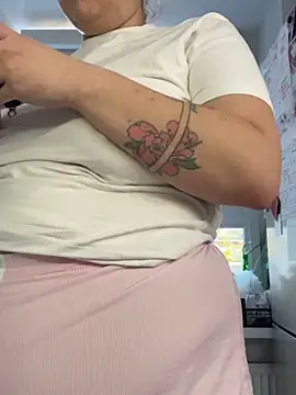 Snapshot of SuzieMurray chatting on October 21, 2025, 12:50 pm SuzieMurray online show from October 21, 2025, 12:50 pm