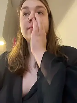 SuzieMurray online show from December 17, 2025, 7:47 am