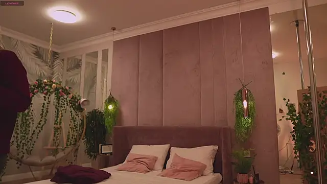 Smiley Mia online show from November 22, 2025, 5:06 am