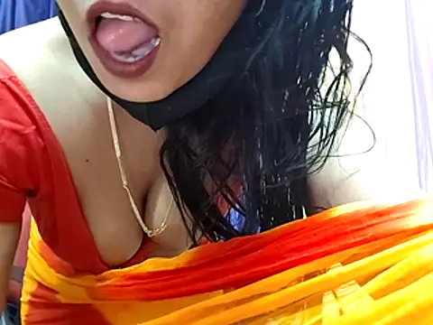 Snapshot of poojaxxx65 chatting on April 4, 2026, 10:29 pm poojaxxx65 online show from April 4, 2026, 10:29 pm