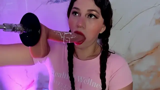 hade cute online show from December 4, 2025, 5:32 pm