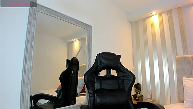 Tayra Pradit online show from January 8, 2025, 8:39 pm