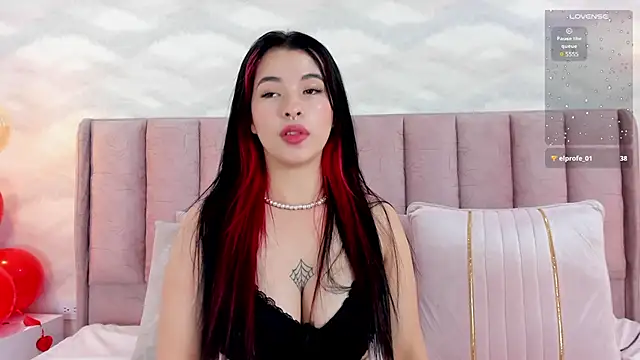 im nika  online show from February 19, 2025, 6:32 pm