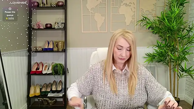 LadyLeea online show from November 25, 2025, 4:56 am