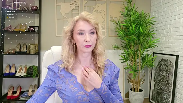 Snapshot of LadyLeea chatting on May 25, 2026, 5:02 am LadyLeea online show from May 25, 2026, 5:02 am