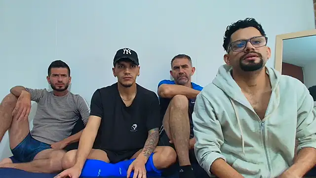 Snapshot of Benjamin_show chatting on November 30, 2025, 2:43 pm Benjamin show online show from November 30, 2025, 2:43 pm