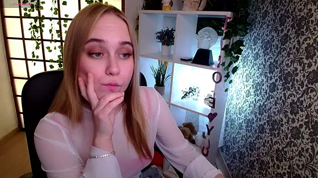 LianaBright online show from December 17, 2024, 6:56 am