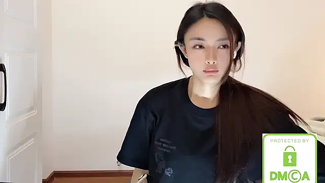 SarahYang online show from May 12, 2026, 8:33 am