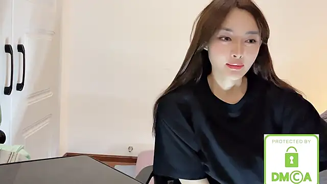 SarahYang online show from May 15, 2026, 6:20 am