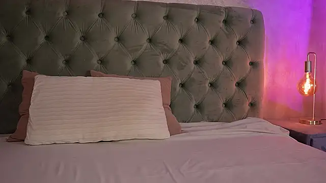LucyWilow online show from May 5, 2026, 4:31 am