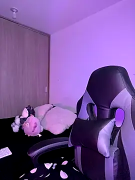 Snapshot of Crystal_Dluna chatting on November 12, 2025, 4:18 pm Crystal Dluna online show from November 12, 2025, 4:18 pm