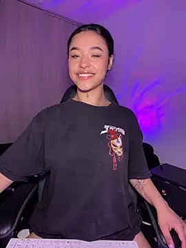 Snapshot of Crystal_Dluna chatting on November 14, 2025, 5:33 pm Crystal Dluna online show from November 14, 2025, 5:33 pm