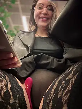 meow girl online show from March 3, 2025, 1:09 pm