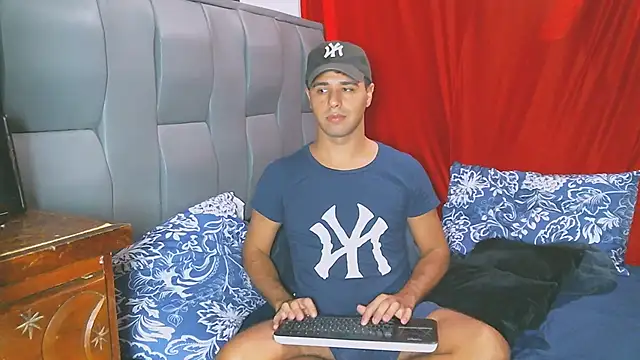 Snapshot of beautiful_james chatting on December 4, 2024, 12:19 am beautiful james online show from December 4, 2024, 12:19 am