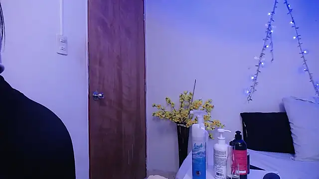 Nicol Love0 online show from February 4, 2026, 12:33 pm