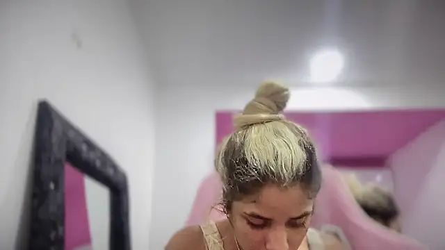 Snapshot of Susandolls chatting on November 10, 2025, 11:37 pm Susandolls online show from November 10, 2025, 11:37 pm