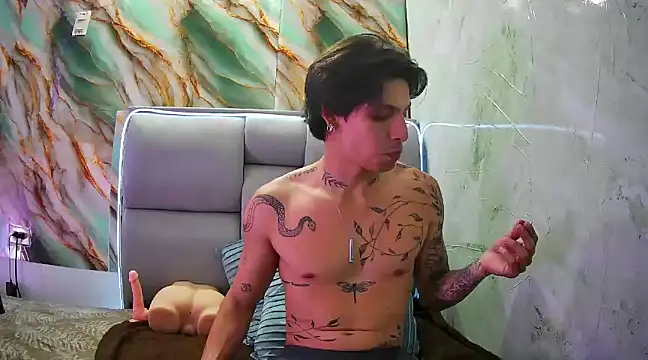 Apolo Hidalgo01 online show from February 19, 2025, 4:33 pm