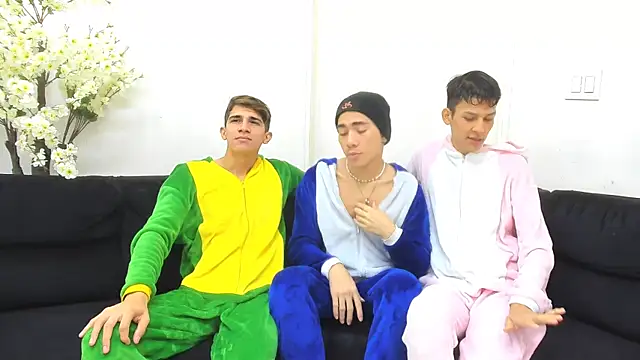 StrawwBoys online show from September 18, 2025, 10:17 am