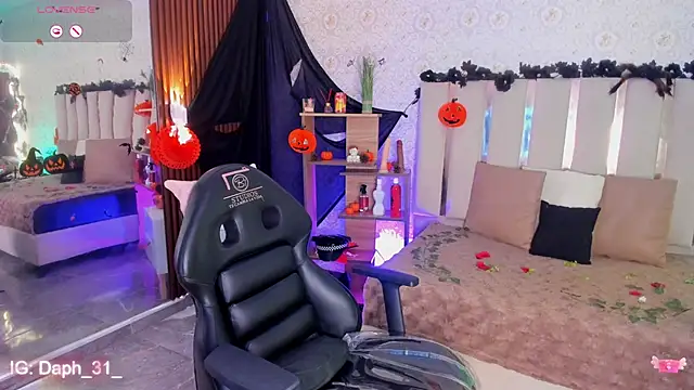 Daphnne tay online show from October 27, 2025, 4:05 am