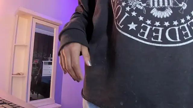 Amy Kiitty  online show from October 21, 2025, 12:50 pm