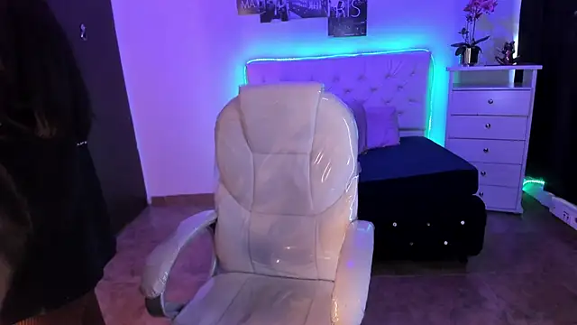 Amy Kiitty  online show from November 25, 2025, 12:49 pm