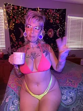 Snapshot of GoldieBakeman chatting on October 8, 2025, 8:17 pm GoldieBakeman online show from October 8, 2025, 8:17 pm