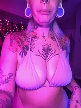 Snapshot of GoldieBakeman chatting on November 10, 2025, 5:45 pm GoldieBakeman online show from November 10, 2025, 5:45 pm