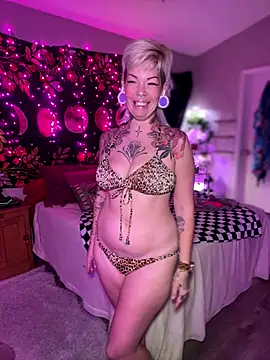 Snapshot of GoldieBakeman chatting on December 2, 2025, 4:57 pm GoldieBakeman online show from December 2, 2025, 4:57 pm