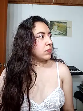 Snapshot of Emi_chik chatting on September 13, 2025, 11:10 am Emi chik online show from September 13, 2025, 11:10 am