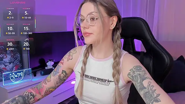 Snapshot of Marta_May_ chatting on October 12, 2025, 5:23 pm Marta May online show from October 12, 2025, 5:23 pm