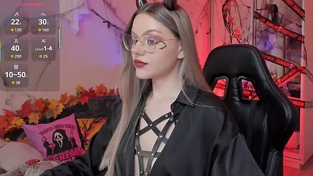 Snapshot of Marta_May_ chatting on October 28, 2025, 5:04 pm Marta May online show from October 28, 2025, 5:04 pm