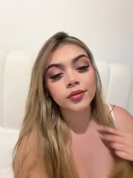 thaliafox  online show from March 20, 2025, 4:51 am