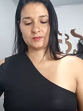 Snapshot of elena_jonees chatting on November 3, 2025, 4:30 pm elena jonees online show from November 3, 2025, 4:30 pm